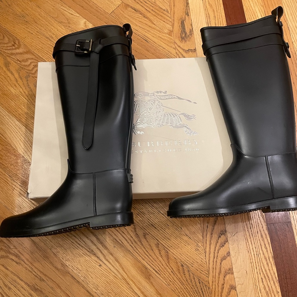 Burberry Rainboot Brain Riding with Belt! Never worn.